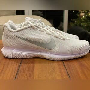 Nike Court Air Zoom Vapor Pro 'White Metallic Silver'

2021 Wmns